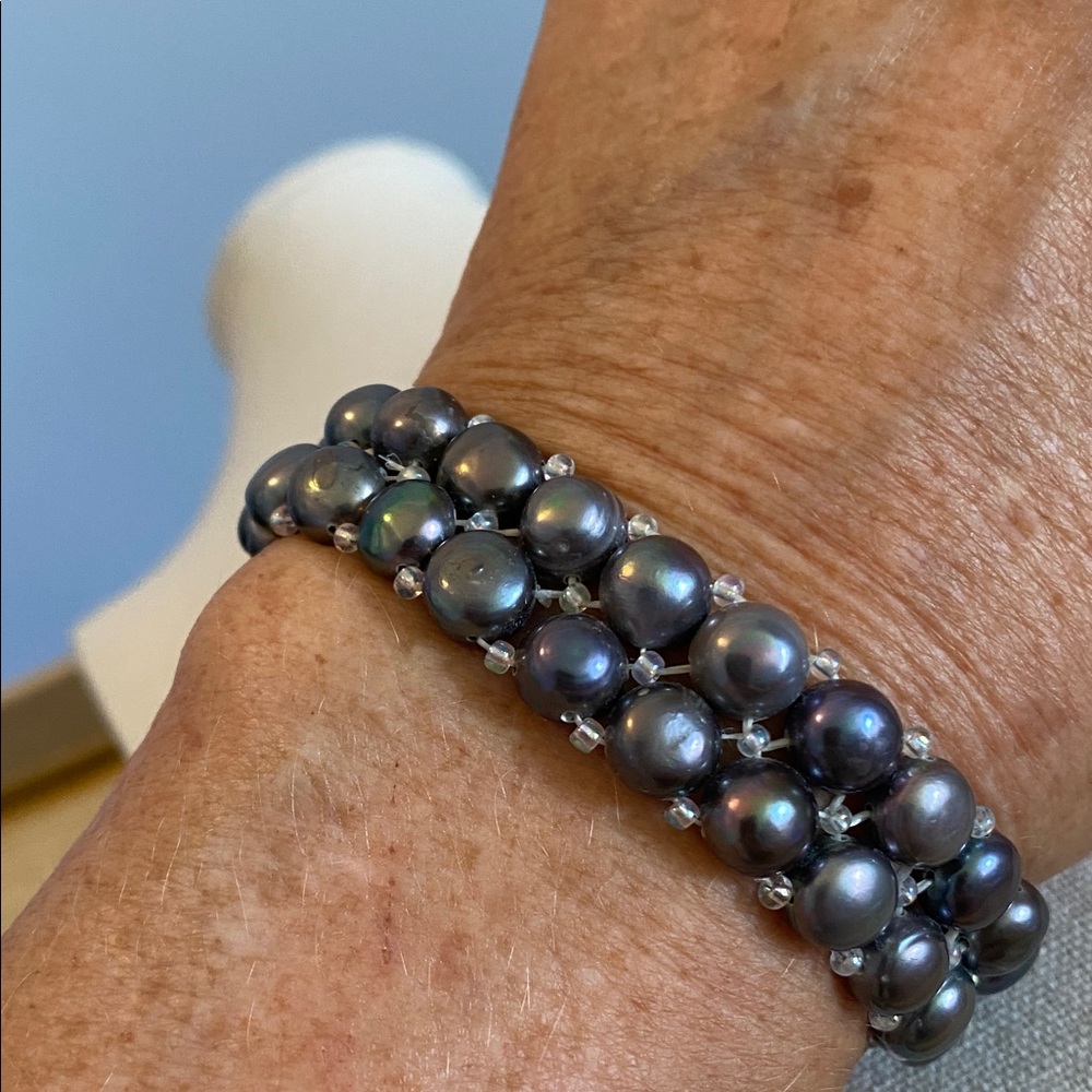 Elegant Gray Pearl Bracelet